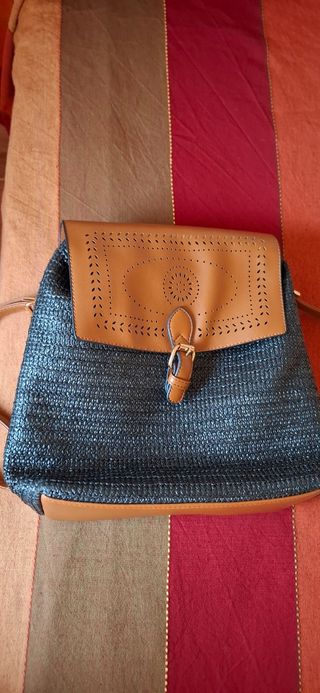 Mochila negra y marrón nueva.
