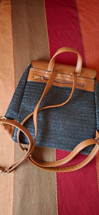 Mochila negra y marrón nueva.