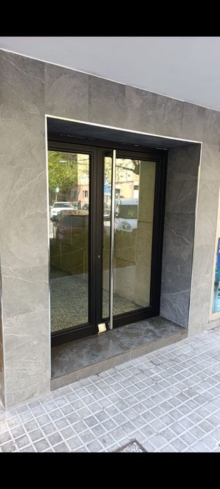 Puerta entrada cristal negro