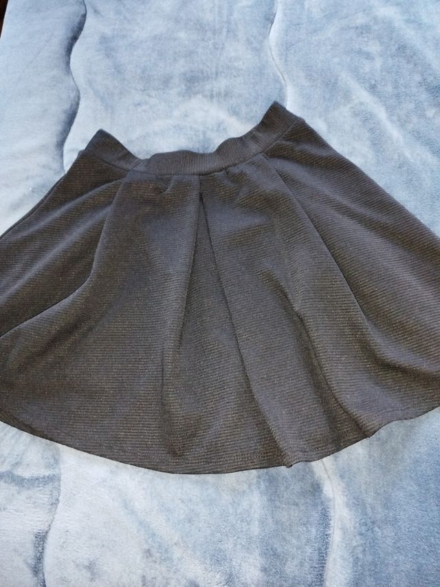 Falda negra skater mujer