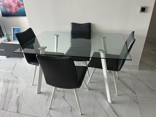 Mesa cristal + 4 sillas salón