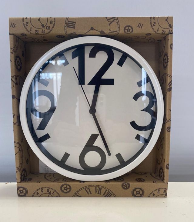 Reloj pared blanco y negro