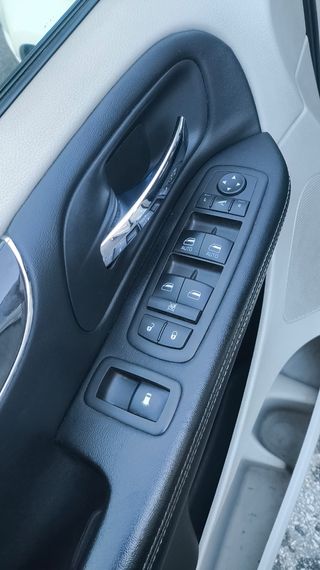 Lancia Voyager 2012