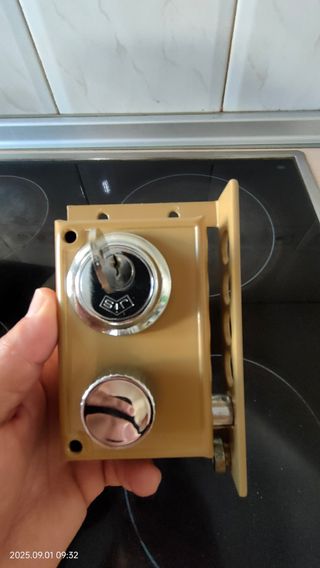 Cerradura seguridad puerta
