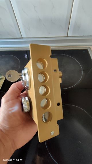 Cerradura seguridad puerta