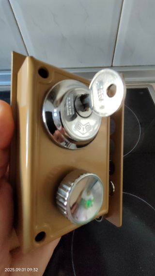 Cerradura seguridad puerta