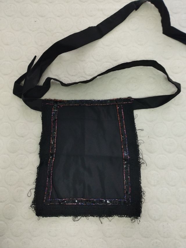 Mandil negro con lentejuelas