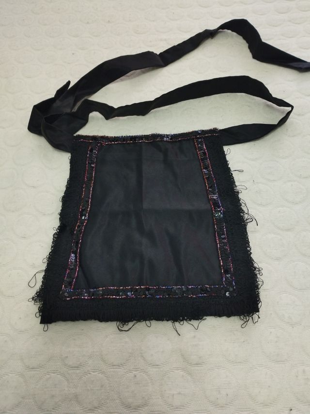 Mandil negro con lentejuelas