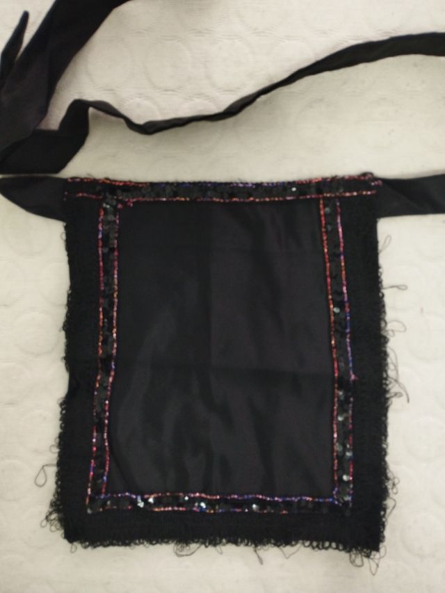 Mandil negro con lentejuelas