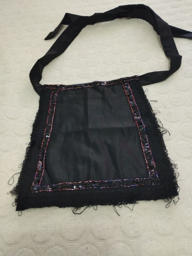 Mandil negro con lentejuelas