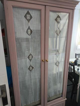 Mueble vitrina rosa