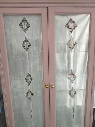 Mueble vitrina rosa