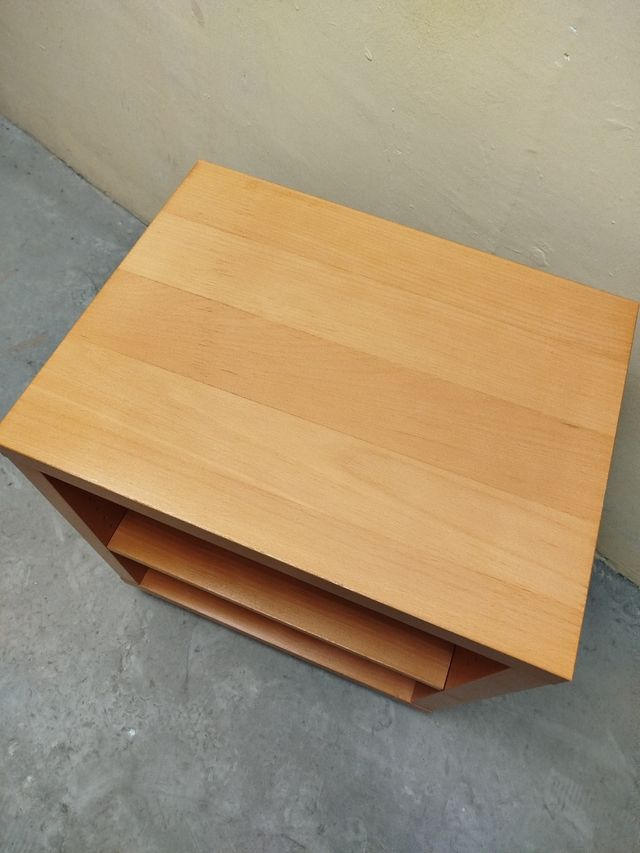 Mesita de madera con ruedas