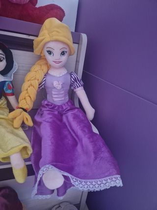 Muñeca Rapunzel de peluche