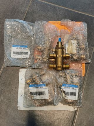 N.5 Nuove valvole idrauliche a 4 vie.