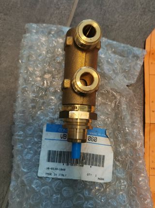 N.5 Nuove valvole idrauliche a 4 vie.