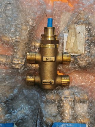 N.5 Nuove valvole idrauliche a 4 vie.