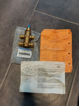 N.5 Nuove valvole idrauliche a 4 vie.