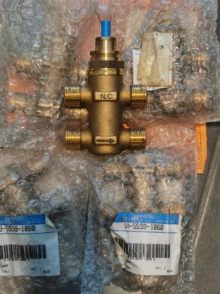 N.5 Nuove valvole idrauliche a 4 vie.