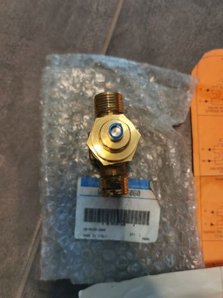 N.5 Nuove valvole idrauliche a 4 vie.