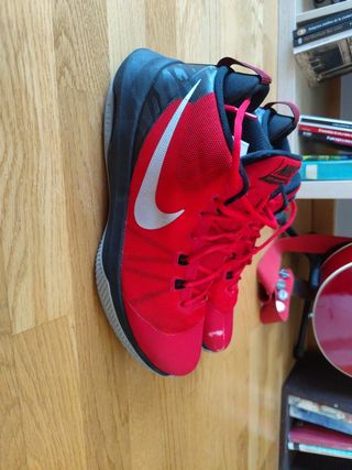 Zapatillas Nike Air Versitile rojas 48