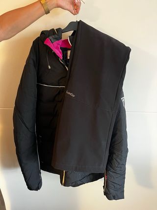Anorac de montaña Wedze negro y rosa con pantalón 