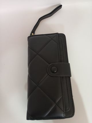 Cartera negra acolchada