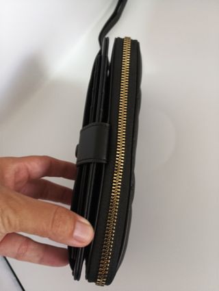Cartera negra acolchada