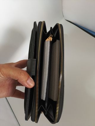 Cartera negra acolchada
