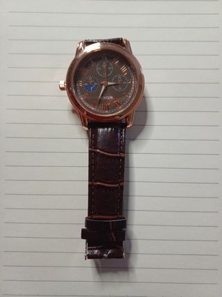 Reloj marrón dorado