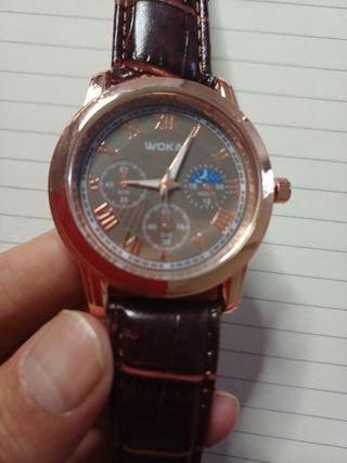 Reloj marrón dorado