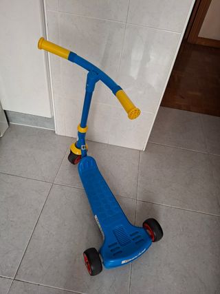Patinete azul de 2 a 6 años