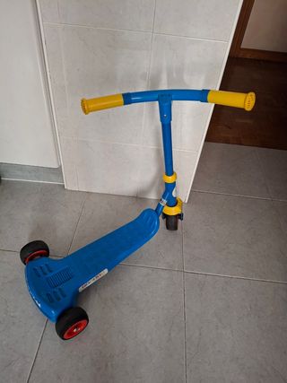 Patinete azul de 2 a 6 años