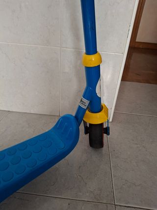 Patinete azul de 2 a 6 años