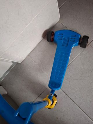 Patinete azul de 2 a 6 años