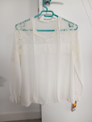 Blusa encaje blanco con lazada