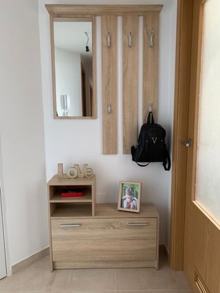 Zapatero con perchero de madera