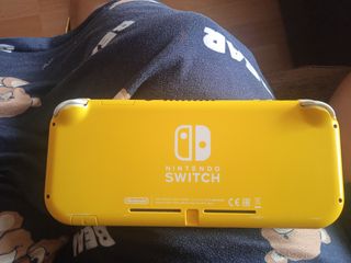 Nintendo Switch amarilla