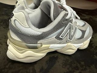 New Balance 9060 Gris-Blanco, talla 34,5 ( 20,5cm)