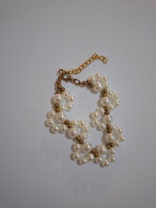 Pulsera perlas doradas y blancas