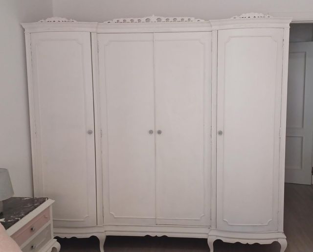 Armario antiguo blanco de madera