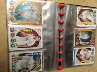 Cromos Adrenalyn de distintas temporadas.
