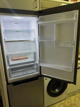 Nevera acero inoxidable
tiene 1 año de vida 