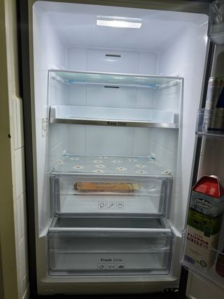 Nevera acero inoxidable
tiene 1 año de vida 