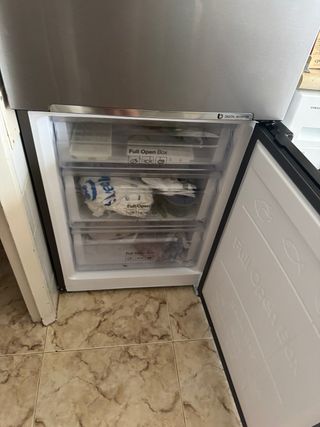 Nevera acero inoxidable
tiene 1 año de vida 