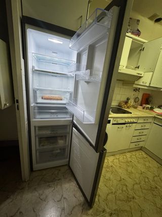 Nevera acero inoxidable
tiene 1 año de vida 