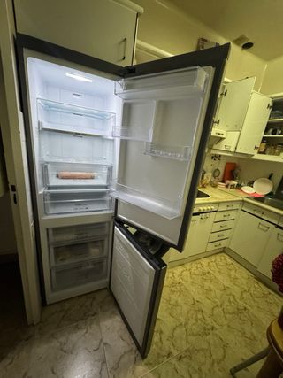 Nevera acero inoxidable
tiene 1 año de vida 