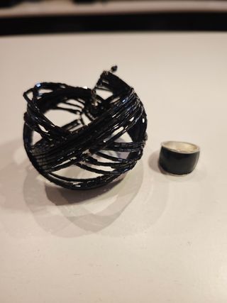 Pulsera y anillo negros