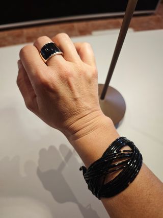 Pulsera y anillo negros