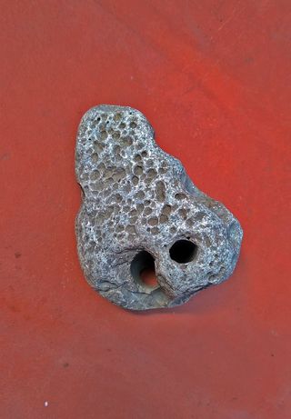 Pietra della strega con due grandi fori